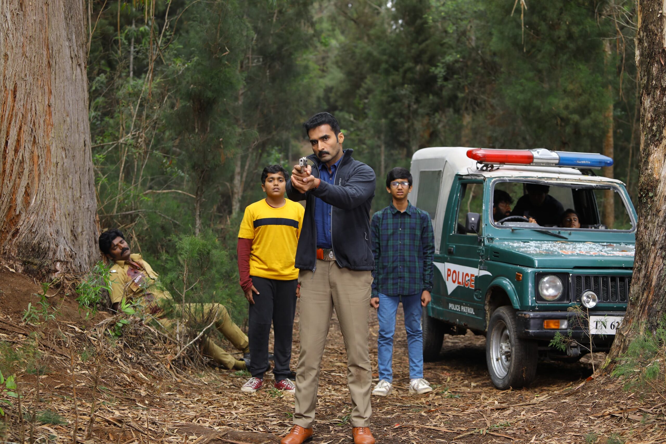 ஸ்நேக்ஸ் அண்ட் லேடர்ஸ்” பிரைம் வீடியோ த்ரில்லர் தொடரின் இளம் நடிகர்கள், கதைக்கு நம்பகத்தன்மையையும், ஒரு புதிய ஆற்றலையும் கொண்டு வந்திருப்பதாக, முன்னணி படைப்பாளி கார்த்திக் சுப்புராஜ் பாராட்டியுள்ளார்*